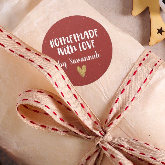Sticker Rond Fabriqué Maison Avec Amour Rouge Rustique Noël (Red homemade with love sticker. The background has small white speckles. Great for Christmas gifts!)
