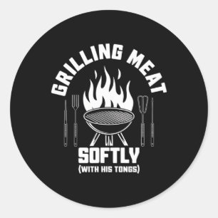 Sticker Rond Faisant griller de la viande doucement avec sa pin
