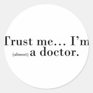 Sticker Rond "Faites-moi confiance... Je suis (presque) médecin