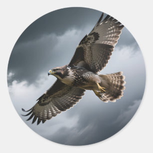 Sticker Rond Faucon Majestueux en Vol Orageux