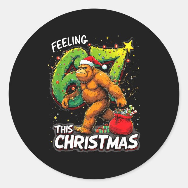 Sticker Rond Feeling 67 Funny Christmas Bigfoot Holiday  (Devant)