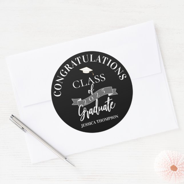 Sticker Rond Félicitations Lauréat Promotion Noire 2025 Diplômé (Enveloppe)