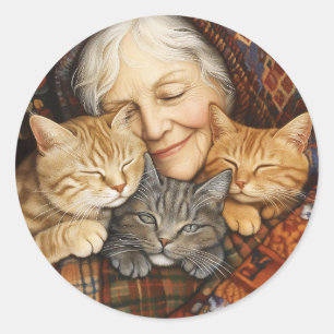 Sticker Rond Femme Âgée Embrasser Trois Chats Cosy