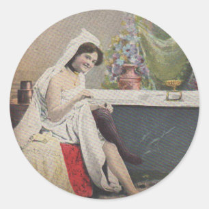 Sticker Rond femme victorienne se baignant bain