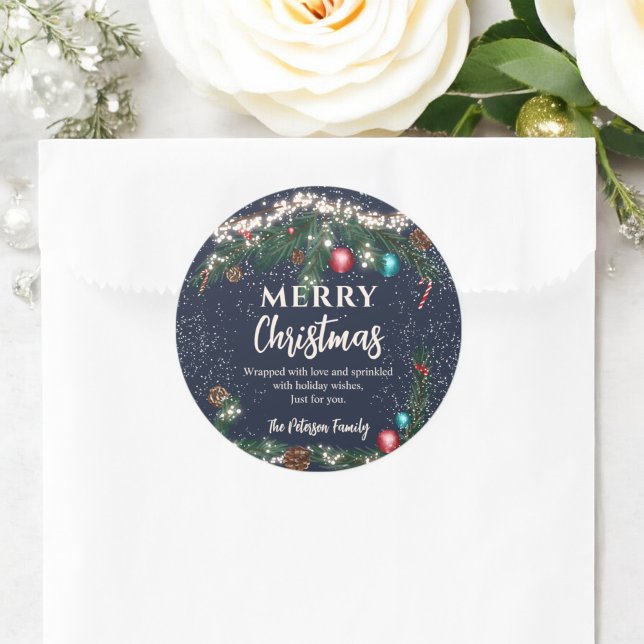 Sticker Rond Festif lumières de Noël branches de pin bleu neige (Festive Christmas lights pine branches snow blue Classic Round Sticker)