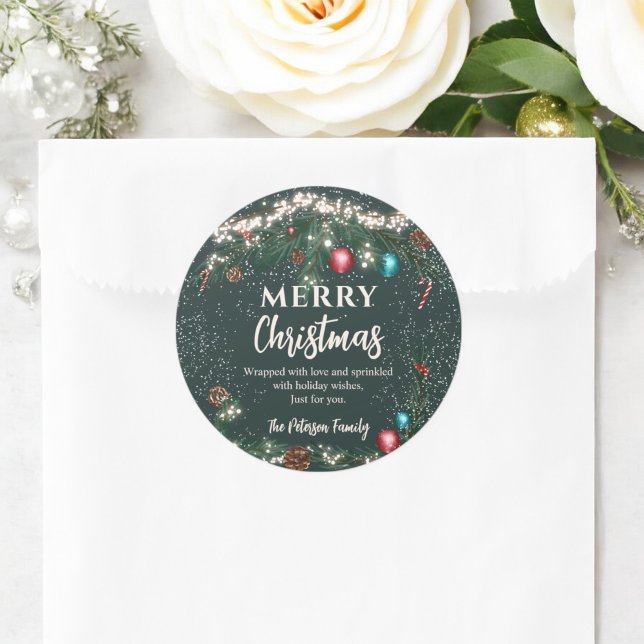 Sticker Rond Festif lumières de Noël branches de pin vert neige (Festive Christmas lights pine branches snow green Classic Round Sticker)