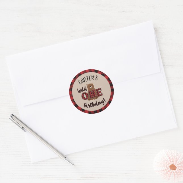 Sticker Rond Fête d'anniversaire de l'Ours Plaid Wild ONE (Enveloppe)