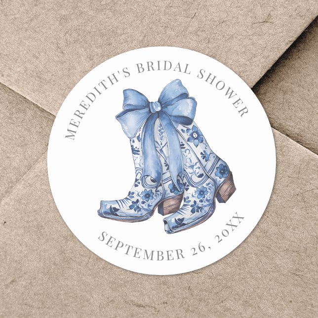 Sticker Rond Fête de Mariée Cow-boy au Ruban Bleu de Campagne (Country Blue Bow Cowboy Bridal Shower Classic Round Sticker)