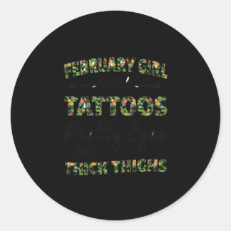 Sticker Rond Février Fille Avec Tatouages Jolies Yeux
