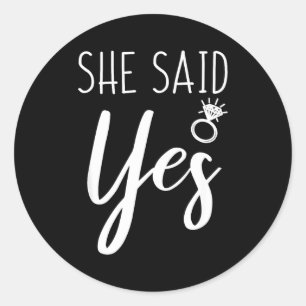Sticker Rond Fiançailles d'annonce d'engagement d'homme Elle a 