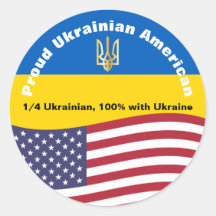 Fière position de l'Ukrainien-Américain avec l'Ukr