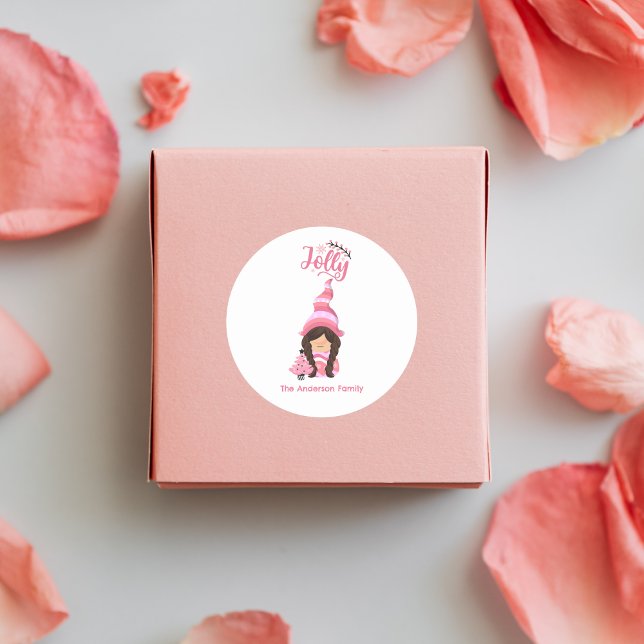 Sticker Rond Fille de Noël rose Gnome avec cheveux foncés Jolly (Pink Christmas Girl Gnome With Dark Hair Jolly Classic Round Sticker - Personalized Festive Greeting)