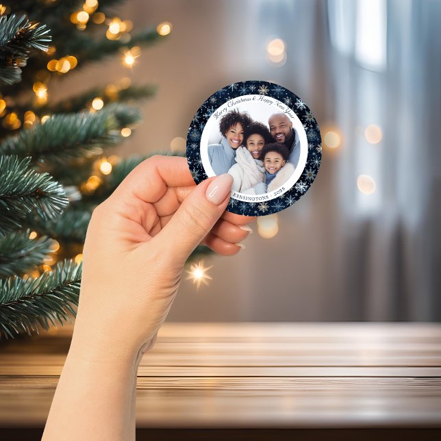 Sticker Rond Flammes de neige vintages bleu et blanc Photo de N (Vintage Blue and White Snowflakes Christmas Photo Classic Round Sticker)