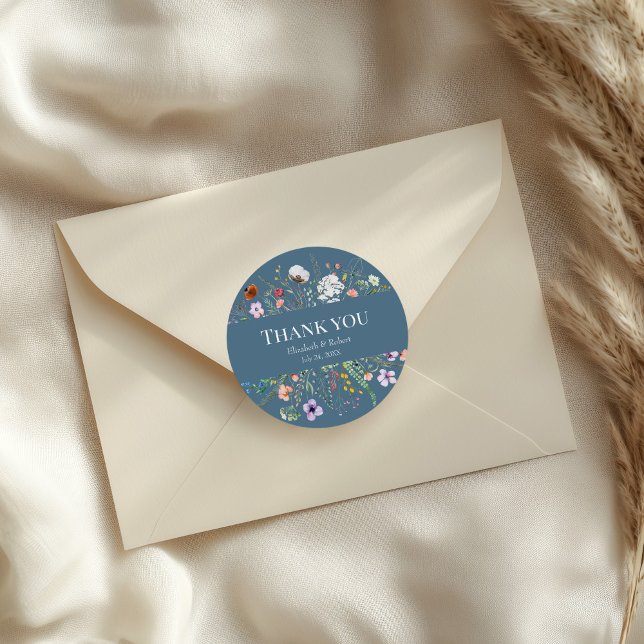 Sticker Rond Fleur sauvage bleu Dusty Mariage Merci (Dusty Blue Wildflower Meadow Wedding Thank You Classic Round Sticker on a small envelope.)