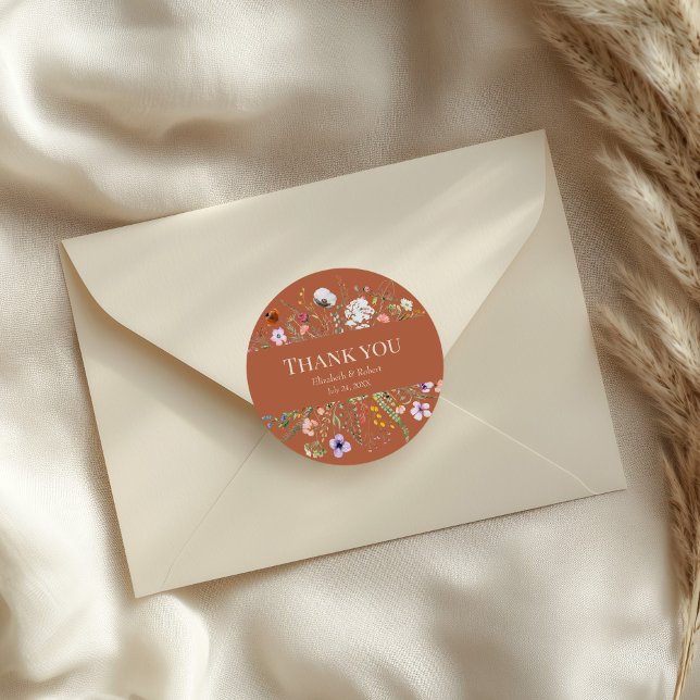 Sticker Rond Fleur sauvage en terre cuite Merci Mariage Meadow (Terracotta Wildflower Meadow Wedding Thank You Classic Round Sticker on an elegant wedding envelope)