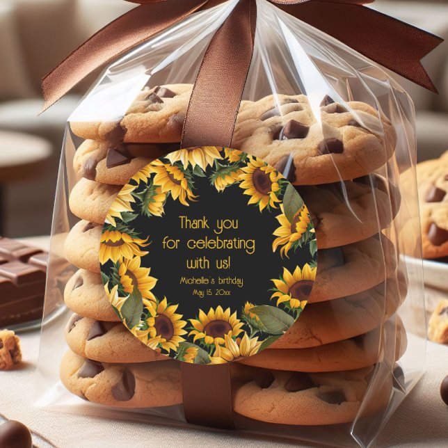 Sticker Rond Fleurs de soleil jaunes Merci d'anniversaire noir (Sunflowers on black birthday party "Thank you" sticker)