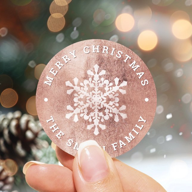 Sticker Rond Flocon de neige artificiel faux or rose Noël (Artistic snowflake faux rose gold Christmas Classic Round Sticker)