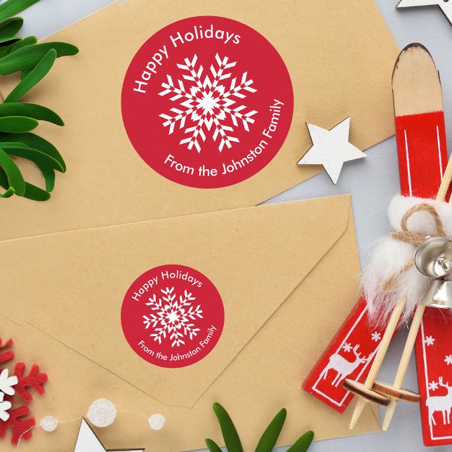 Sticker Rond Flocon de neige triangulaire rouge de Noël géométr (Available in two sizes. The texts and background color are customizable.)