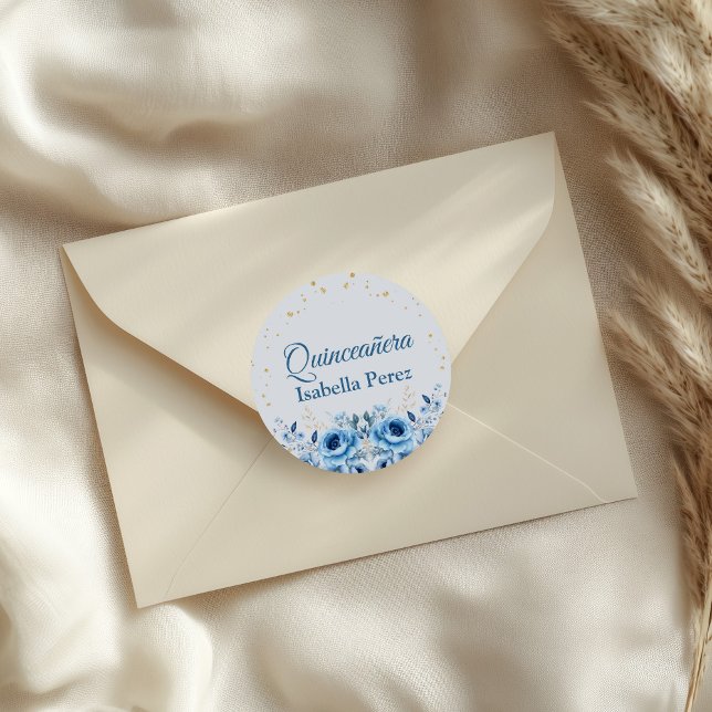 Sticker Rond Flore bleu clair et Parties scintillant or Quincea (Light Blue Floral and Gold Glitter Quinceanera Classic Round Sticker on an elegant envelope.)