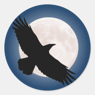 Sticker Rond Flying raven avec la lune derrière elle