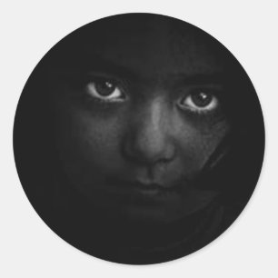 Sticker Rond Foncé, éffrayant, Beau visage et yeux