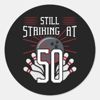 Sticker Rond Frappe Toujours À 50 Bowling Anniversaire Celebr