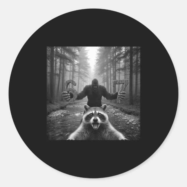 Sticker Rond Funny Raccoon Selfie With Bigfoot 67 Six Seven Mem (Devant)