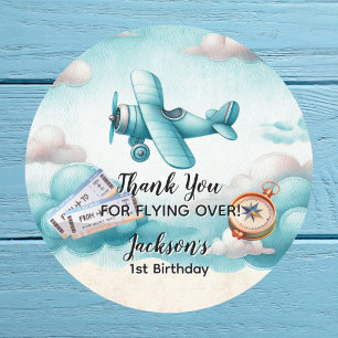 Sticker Rond Garçon Mignon Avion Bleu Voyage Enfants Anniversai