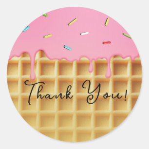 Sticker Rond Gâteau de glace à la fraise en cône de gaufre pour