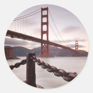 Sticker Rond Golden gate bridge contre des montagnes
