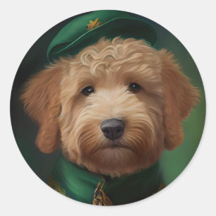 Sticker Rond Goldendoodle Dog en tenue de la Saint Patrick