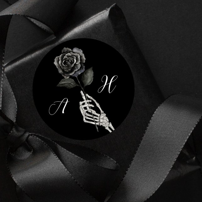 Sticker Rond Gothique Halloween Mariage noir squelette Rose mai (Gothic Halloween Black Wedding Skeleton Hand Rose Classic Round Sticker)