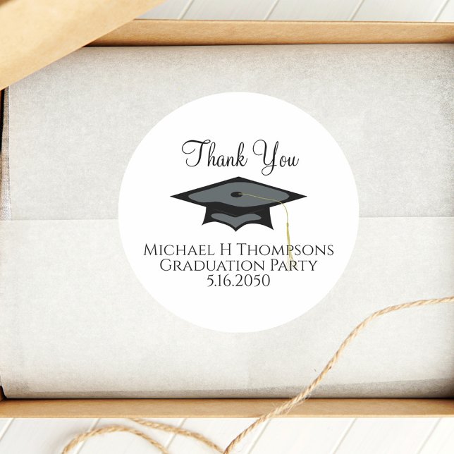 Sticker Rond Graduation Moderne Élégante Typographie Script (Black simple graduation hat and calligraphy script party favor sticker.)