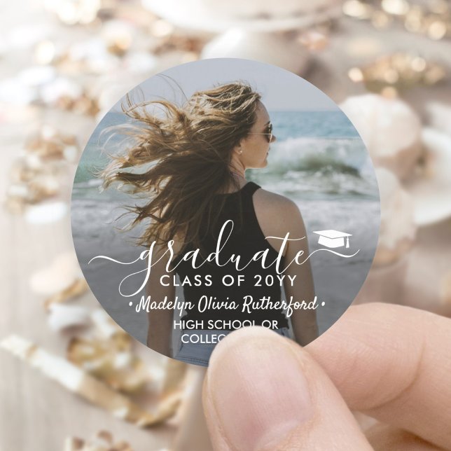 Sticker Rond Graduation Photo & Elegant White Script Classe Ann (Créateur téléchargé)