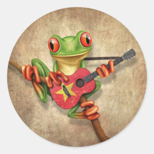 Sticker Rond Grenouille d'arbre jouant la guitare vietnamienne