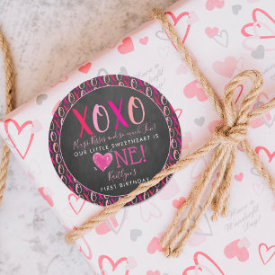 Sticker Rond Hugs & Kisses (XOXO) Valentine's Day 1st Birthday