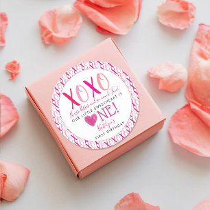 Sticker Rond Hugs & Kisses (XOXO) Valentine's Day 1st Birthday