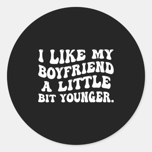 Sticker Rond I Like My Boyfriend A Little Bit Younger Funny Gir (Devant)
