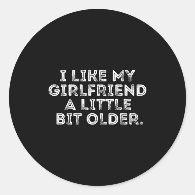 Sticker Rond I Like My Girlfriend A Little Bit Older Funny Sayi (Devant)