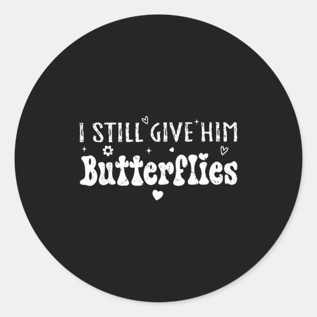 Sticker Rond I Still Give Him Butterflies, She Means High Blood (Devant)