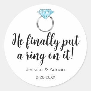 Sticker Rond Il a enfin mis une bague sur elle Mariage de diama