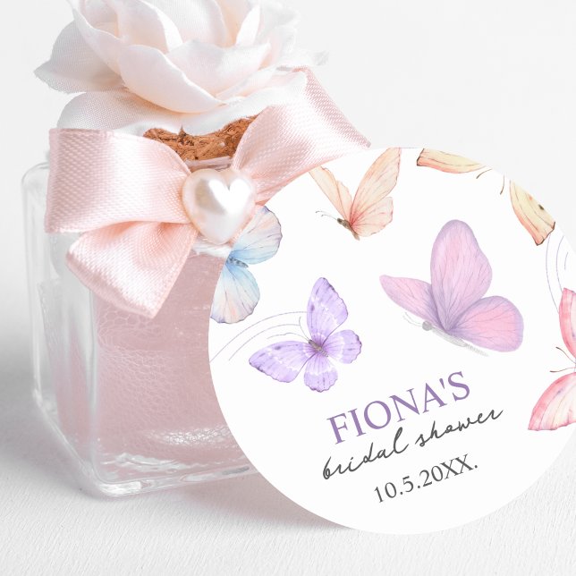 Sticker Rond Il fait battre son cœur | Élégante Fête de Mariage (he gives her butterflies bridal shower sticker)