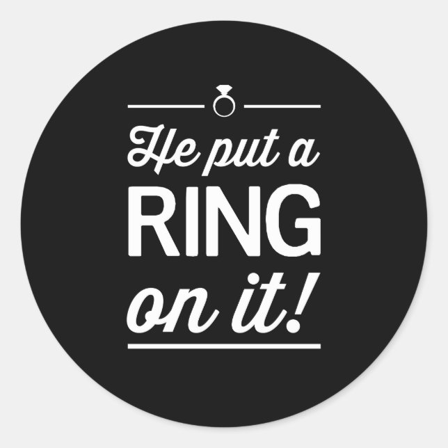 Sticker Rond Il Y A Mis Une Bague ! (Devant)