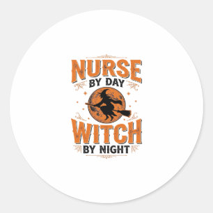 Sticker Rond Infirmière le jour, sorcière la nuit, design Hallo