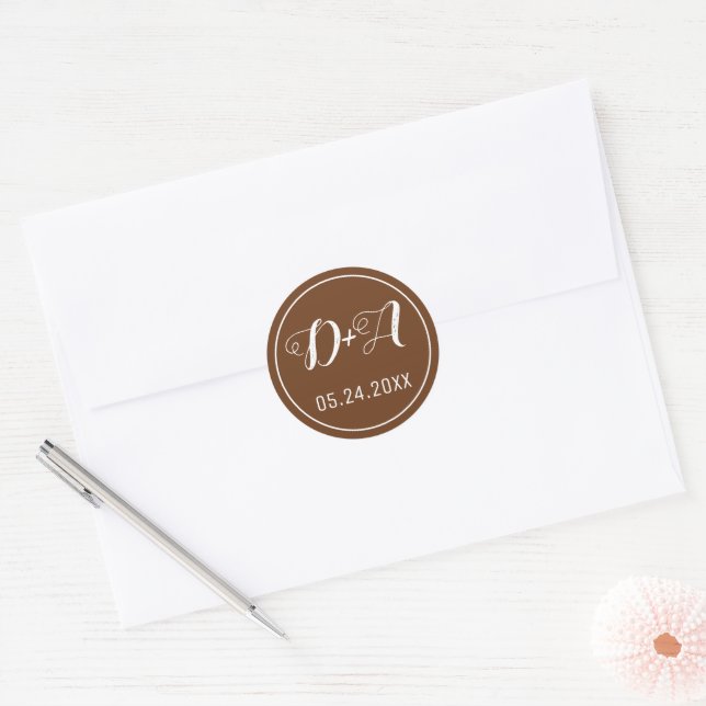 Sticker Rond Initiales simples et élégantes mariage marron (Enveloppe)