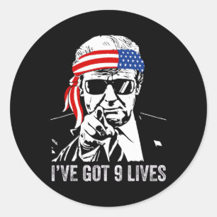 Sticker Rond J'ai neuf vies - Trump 2024 drôle