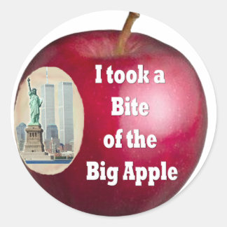 Sticker Rond J'ai pris une bouchée de la Grosse Pomme ; par Ros