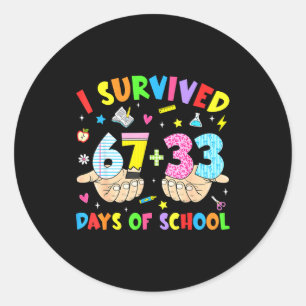 Sticker Rond J'ai survécu 100 jours d'école 67 drôle 6 7 mème 1