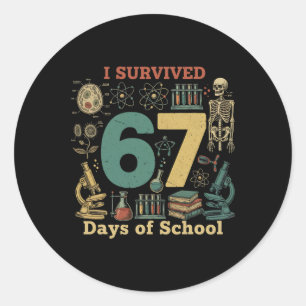 Sticker Rond J'ai survécu 67 jours d'école Vintage 67 Meme Scie