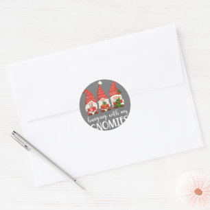 Sticker Rond Jardin Gnome Pyjamas Noël - Accrocher avec mon
